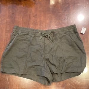 Gap Women’s Utility shorts green Size XL